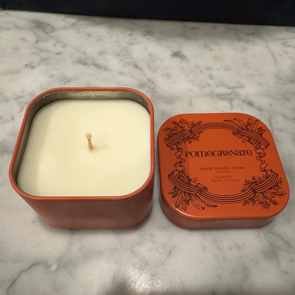 NIB Henri Bendel 4 oz. Tin Travel Candle in Pomegranate